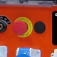 Предусмотрена отдельная кнопка для аварийной остановки устройства