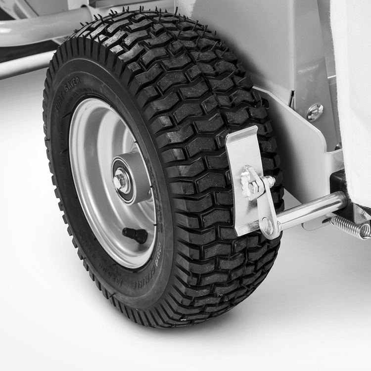 Наличие колес значительно облегчает управление пылесосом и делает его более маневренным